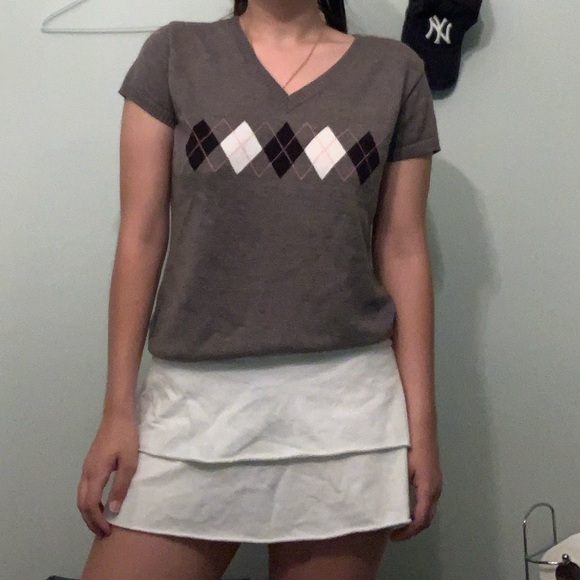 Cute 90s sweater vest🖤 - Picture 2 of 3